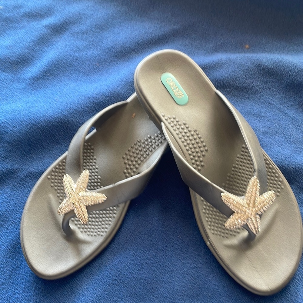 Women’s OkaB silver thong sandals. Size medium.